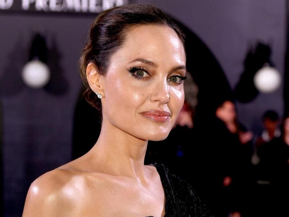 Jolie jest wściekła na Pitta za to, że przedstawił dzieciom swoją nową partnerkę!