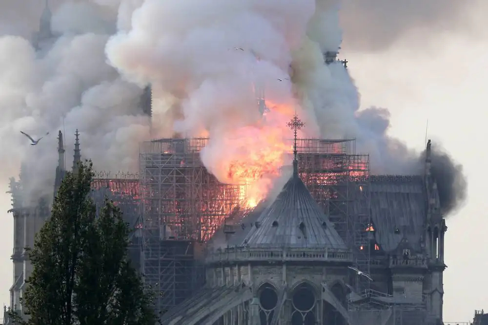 Z OSTATNIEJ CHWILI: Płonie Katedra Notre Dame w Paryżu