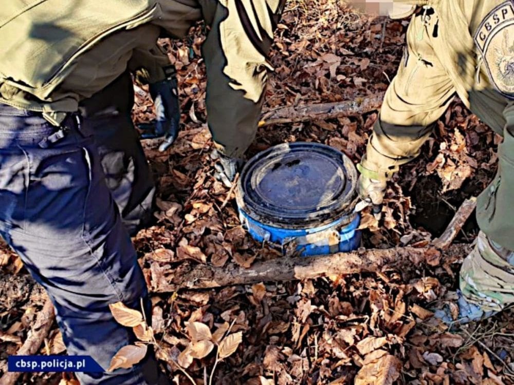 W środku lasu znaleziono beczki pełne płynnej amfetaminy