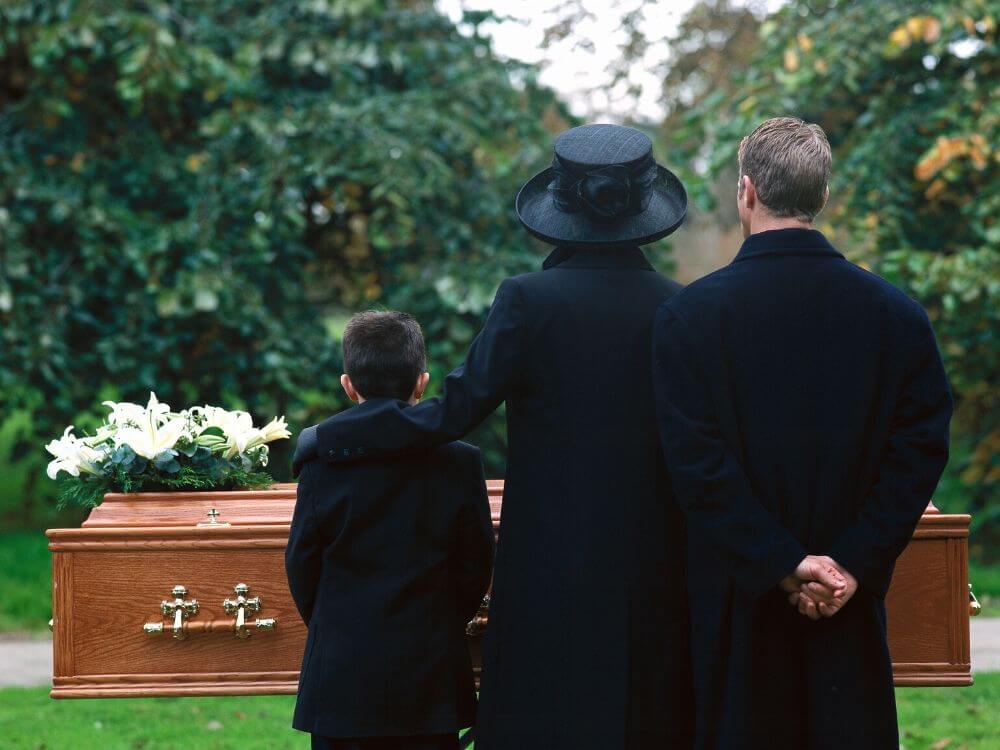 Seria dziwnych kradzieży związanych z pogrzebami – prawda szokuje!