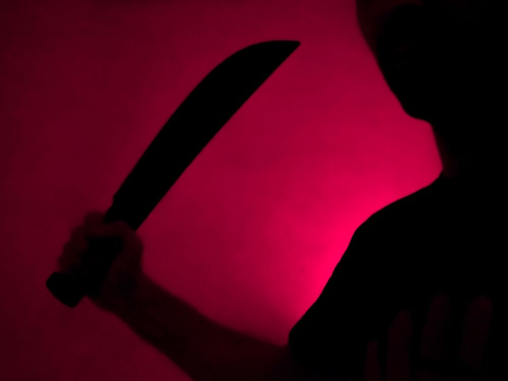 Grupa nastolatków urządziła sobie w kinie walkę na noże i maczety
