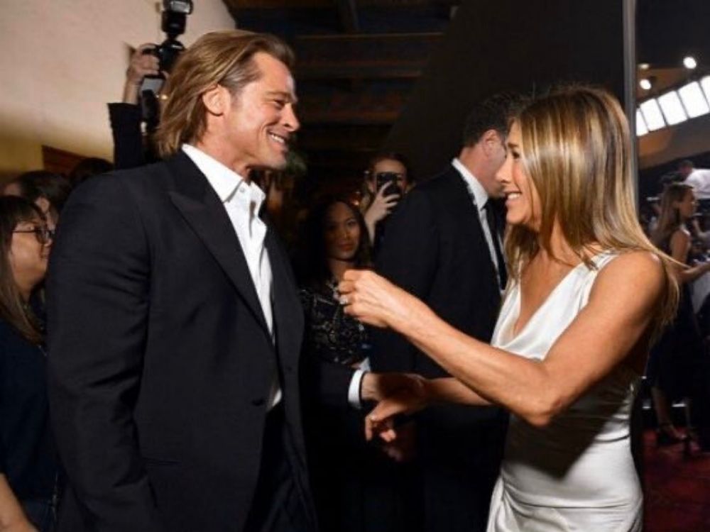 Jennifer Aniston i Brad Pitt przyłapani na czułych objęciach [FOTO, WIDEO]