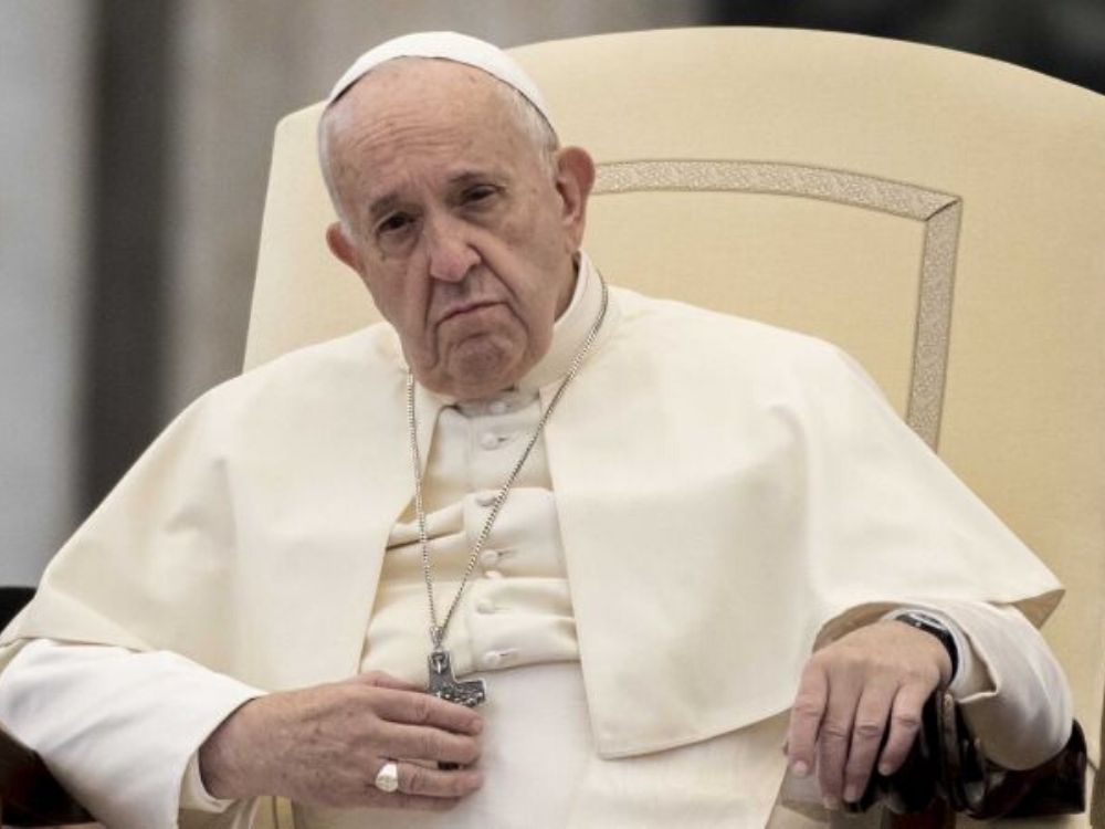 Papież Franciszek uderzył wierną w dłoń. Odniósł się do swojego zachowania