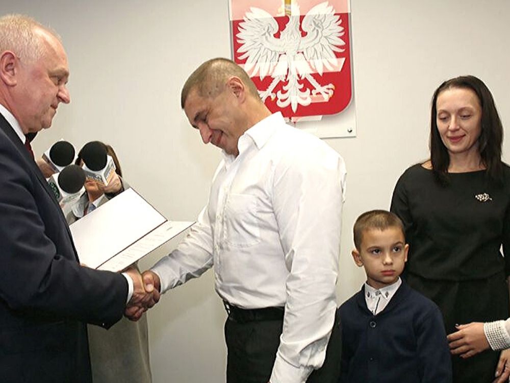 Bohaterski Ukrainiec, który ratował ludzi w karambolu na drodze A6, dostał polskie obywatelstwo