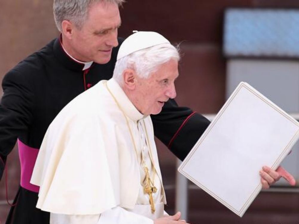 Benedykt XVI o celibacie: „Nie da się realizować i kapłaństwa, i małżeństwa”