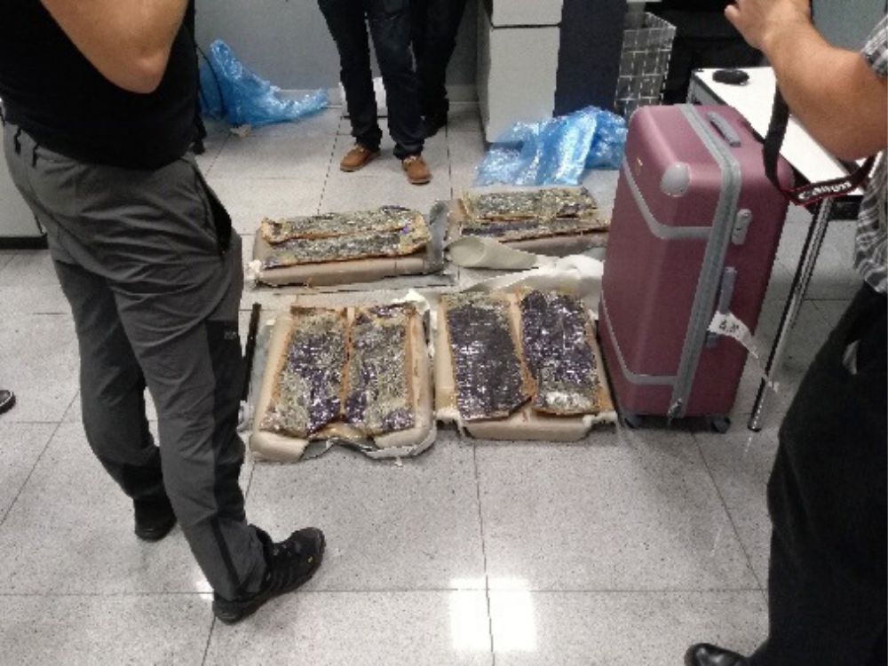 Na warszawskim lotnisku złapano mężczyznę, który w bagażu próbował przewieźć 11 kg heroiny