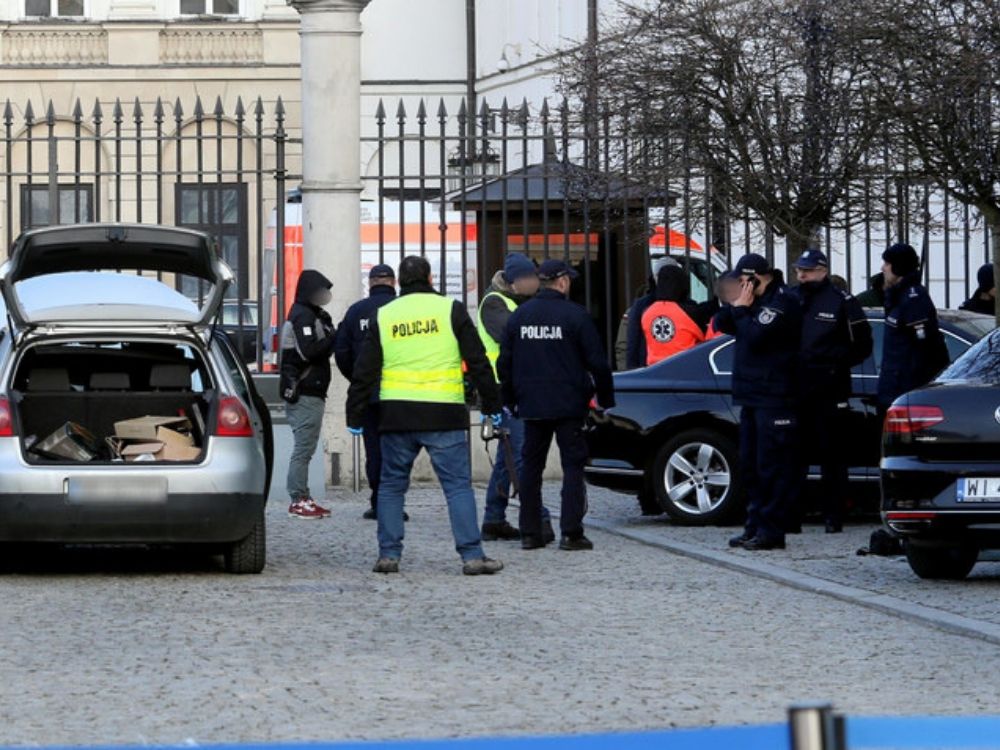 Incydent pod Pałacem Prezydenckim – kierowca samochodu staranował bramę wjazdową. Znamy wynik sprawy.