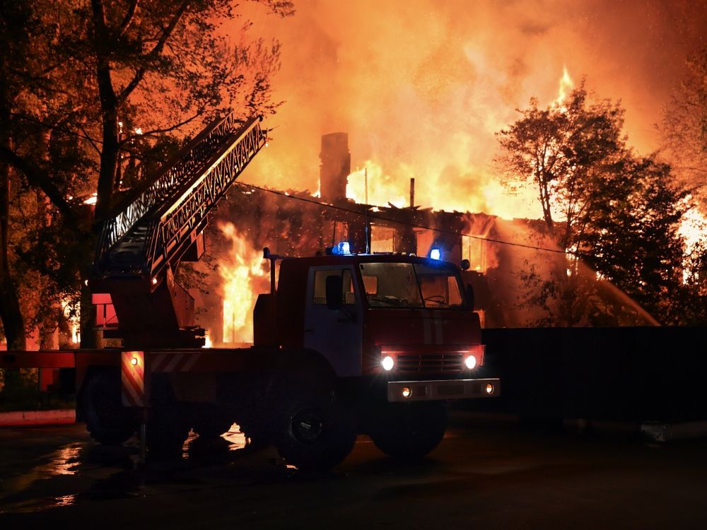 Pożar kamienicy w Inowrocławiu zabił matkę z trójką dzieci [Aktualizacja]