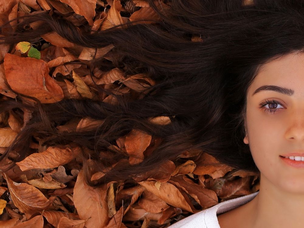 Jak pielęgnować włosy jesienią?