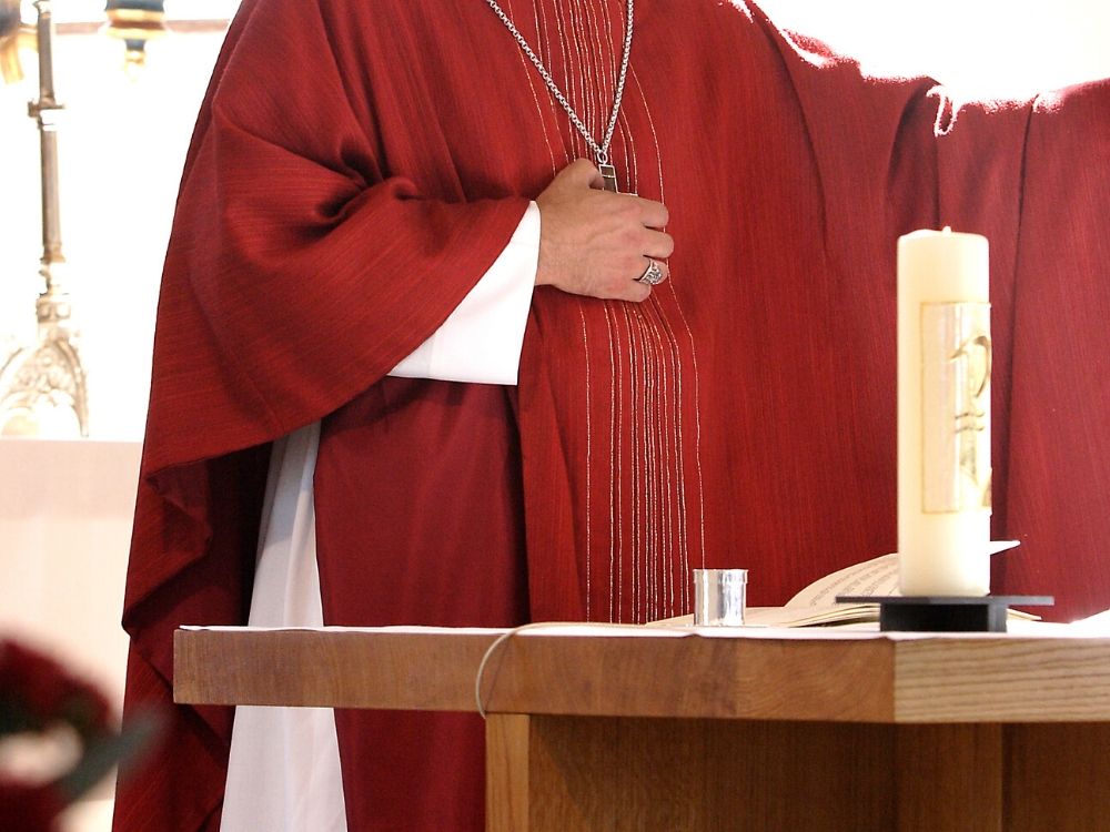 Biskup, którego papież wyznaczył do badania pedofilii w Kościele, sam jest o nią oskarżony
