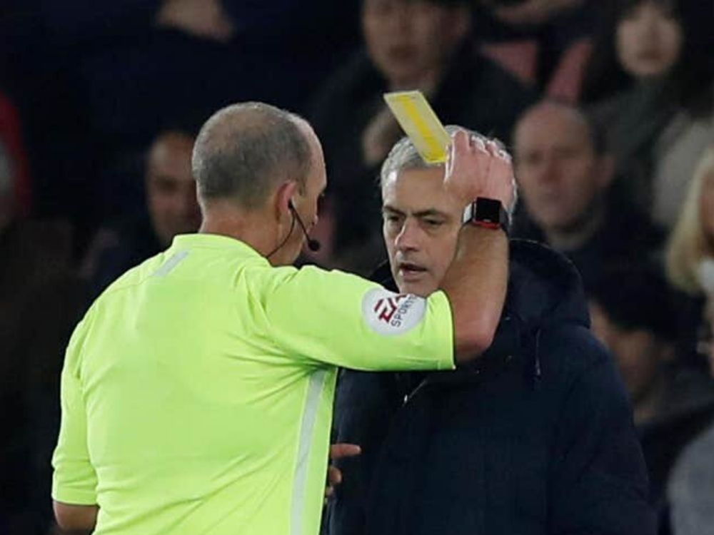 To mógł zrobić jedynie Jose Mourinho. Za co został ukarany żółtą kartką?