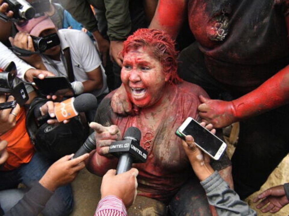 Pani burmistrz oblana farbą. Manifestujący obcięli jej włosy i podpalili gabinet