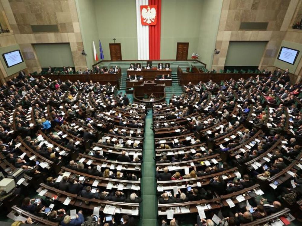 Sejm przyjął ustawę, która da miliardy złotych mediom publicznym. Nie przeszłaby, gdyby nie błąd posłanek KO